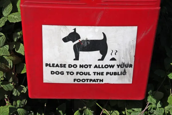 PLEASE DO NOT ALLOW YOUR DOG TO FOUL THE PUBLIC FOOTPATH